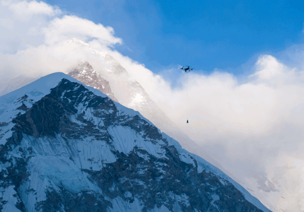 大疆无人机首破万米高空气运送记录 环保登山新实践